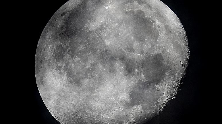 NASA Ay'da su bulunduğunu açıkladı